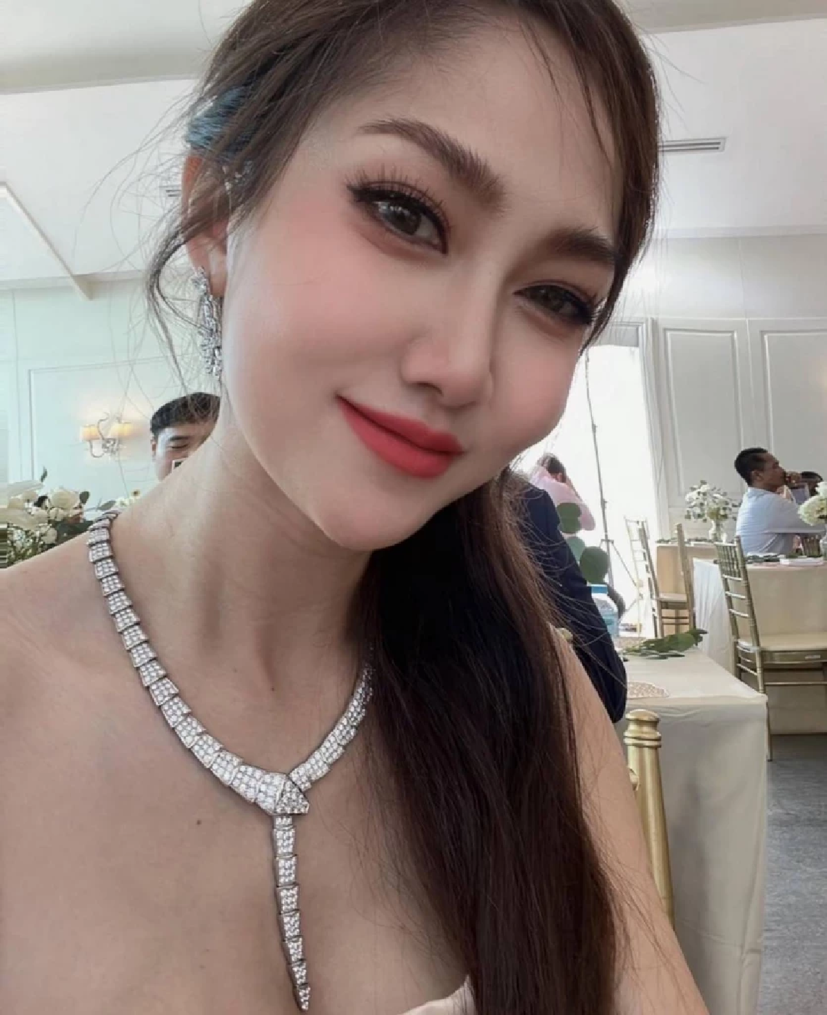\"ดิว อริสรา\" เตรียมกลับไทย ร่วมงานศพคุณพ่อ ไลฟ์สด กับ \"ไฮโซน้ำหวาน\"