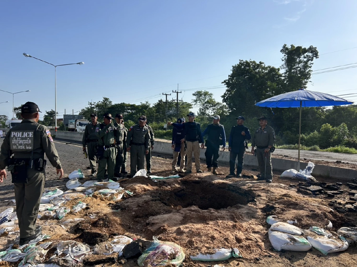 เจ้าหน้าที่เข้าทำลายจรวด BM-21 ที่กัมพูชายยิงเข้าพื้นที่ชุมชน