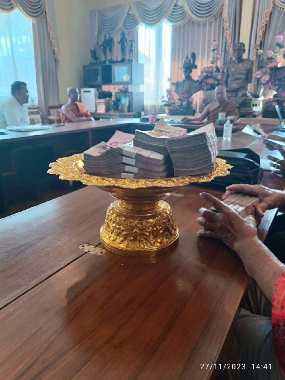 จี้แล้ว! \"แพรรี่ ไพรวัลย์\"ถามหลวงพ่ออลงกต ปมเงินสด 2.7 ล้าน