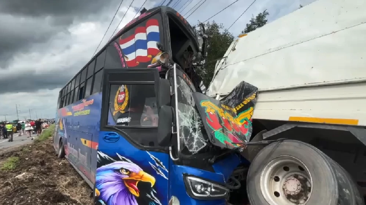 รถบัสรับส่งพนักงาน พุ่งชนท้ายรถบรรทุก จอดข้างทาง บาดเจ็บระนาว