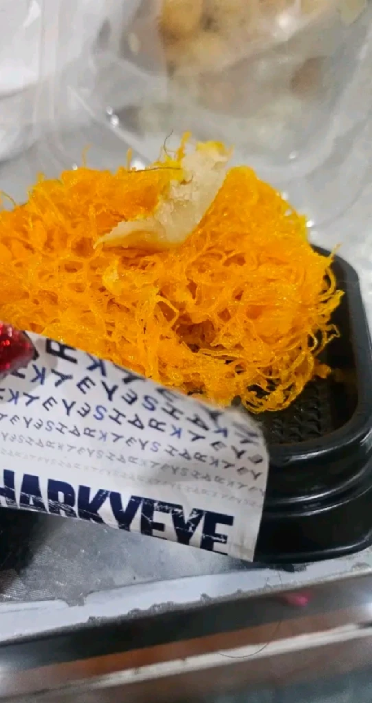 ขมคอ! ลูกค้าช็อกเจอ \"ขนลับ\" ในไส้ขนมเปี๊ยะ ร้านคาเฟ่ดังดราม่าไม่พัก