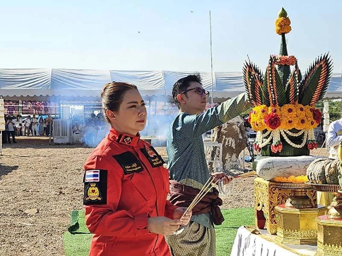 \"บุ๋ม ปนัดดา\" ทำบุญใหญ่ รูปทหารกอดแผนที่แผ่นดินไทย ไวรัลชั่วข้ามคืน