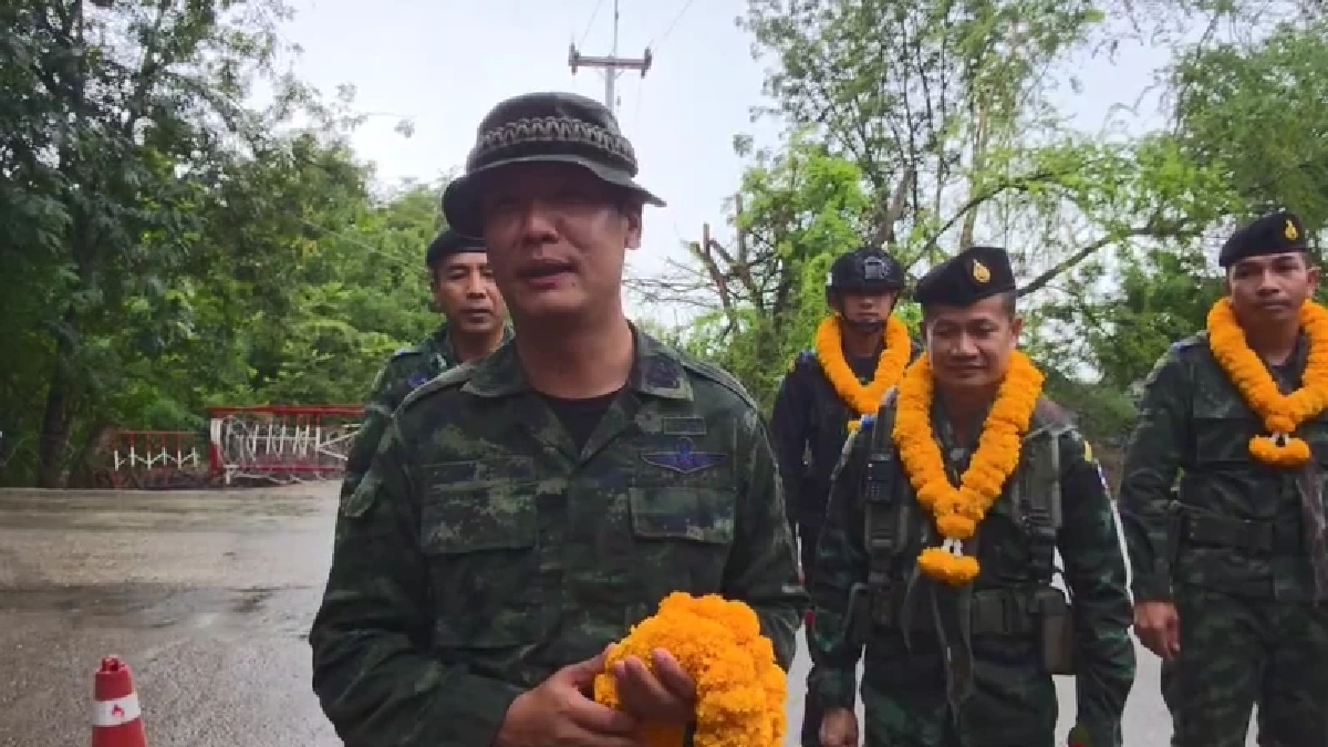 ตัวแทนชาวบ้าน มอบดอกไม้ให้ทหาร จบดราม่าเหตุการณ์ วันธงชาติไทย