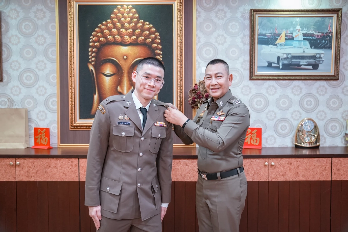 ผบ.ตร. ประดับยศให้ \"วิว กุลวุฒิ\" ขึ้นเป็น \"ร.ต.ต.\" ทำคุณงามความดีเพื่อชาติ