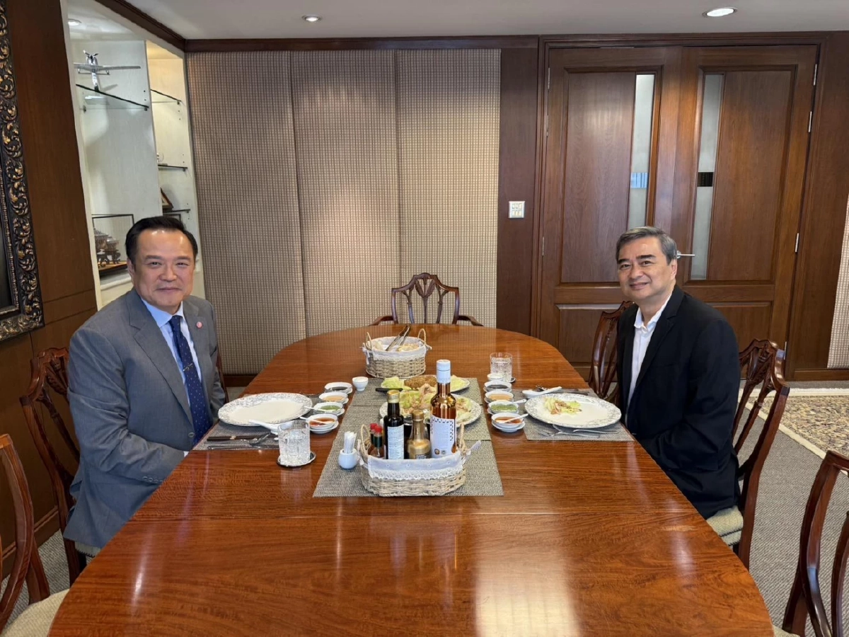 มีอะไรในกอไผ่ ? “อนุทิน” โพสต์ภาพกินข้าวกับ “อภิสิทธิ์”