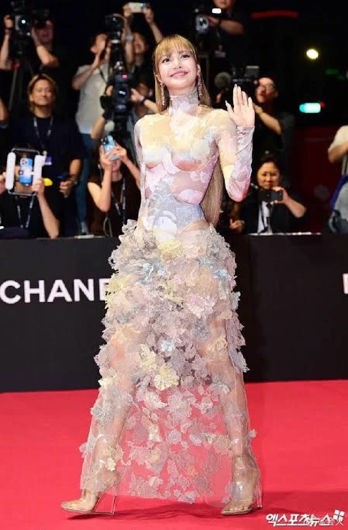 สะกดทุกสายตา “ลิซ่า” คว้า Best Dressed พรมแดงเทศกาลหนังปูซาน2025