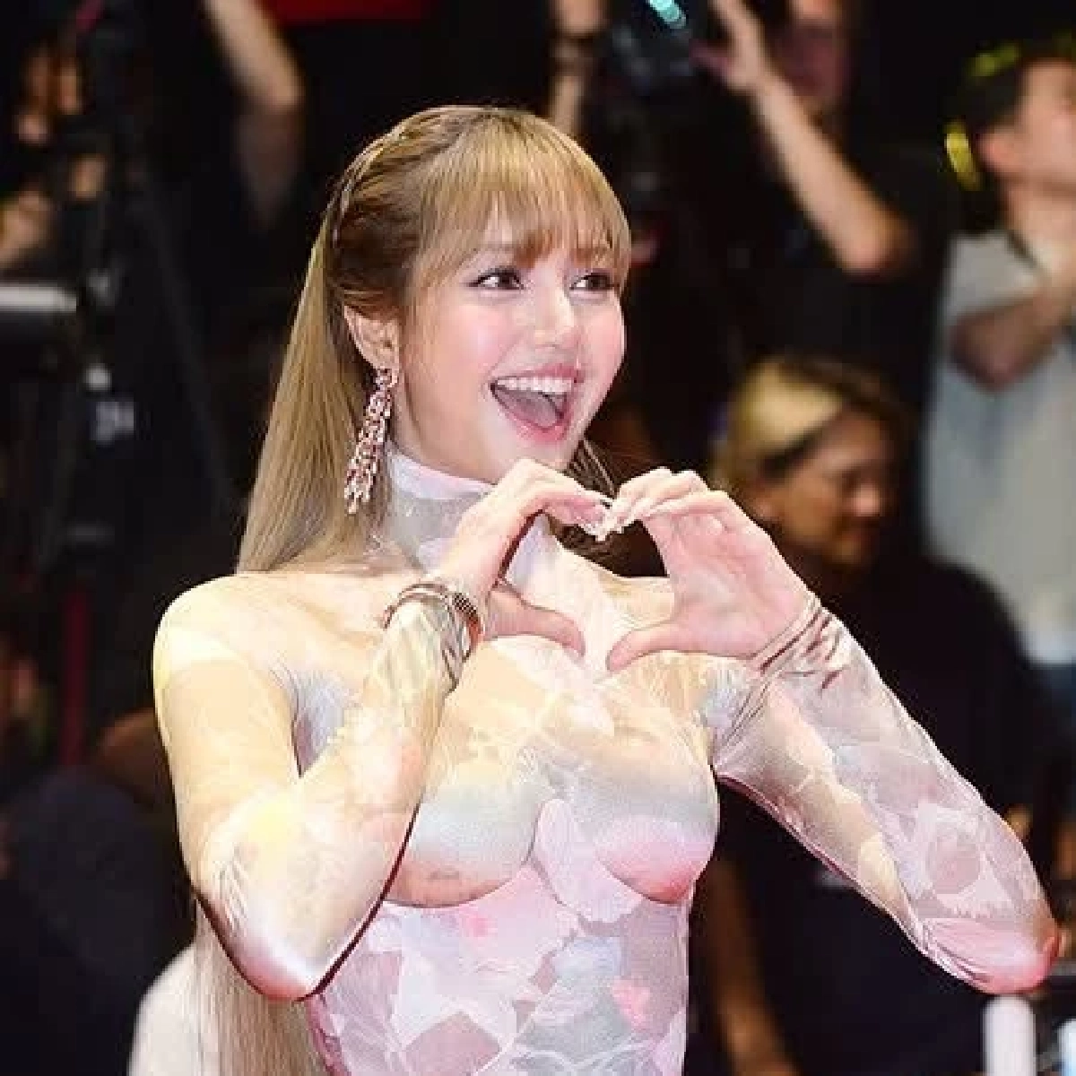 สะกดทุกสายตา “ลิซ่า” คว้า Best Dressed พรมแดงเทศกาลหนังปูซาน2025