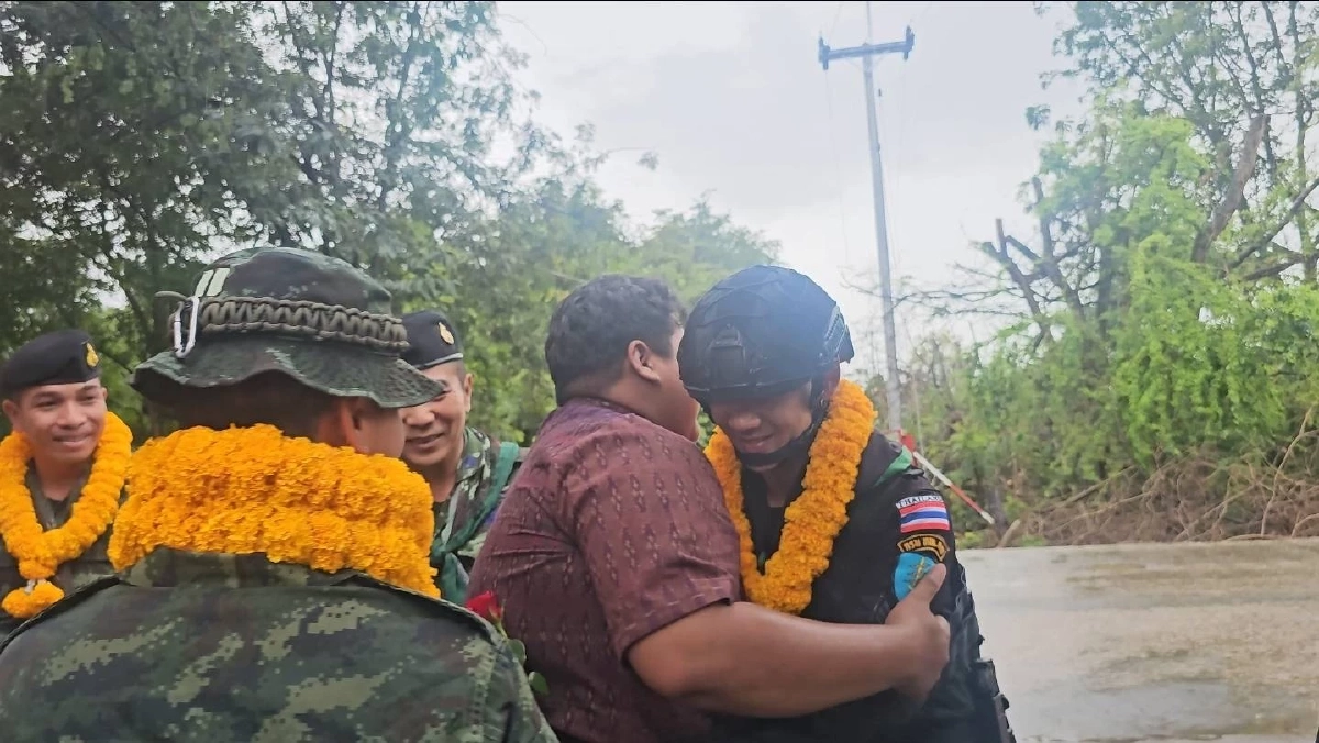 ตัวแทนชาวบ้าน มอบดอกไม้ให้ทหาร จบดราม่าเหตุการณ์ วันธงชาติไทย