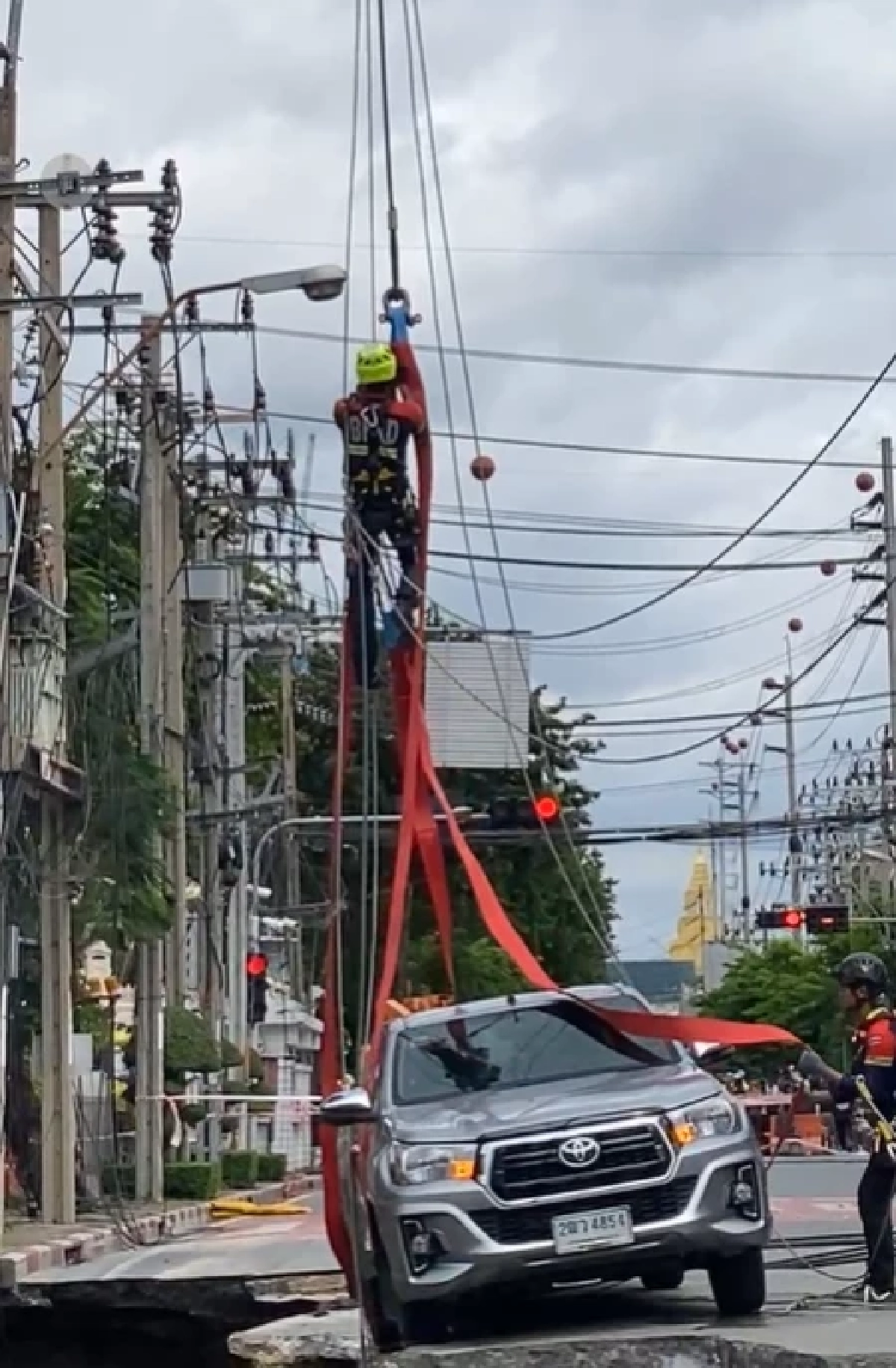 จนท.โรยตัว เคลื่อนย้ายรถกระบะ จอดนิ่งปากหลุมยักษ์ ถนนทรุดตัว