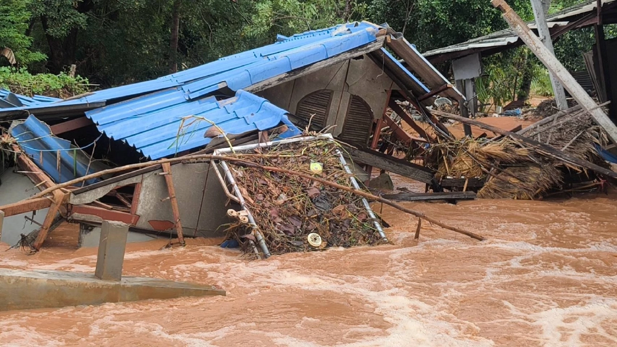 โคราชหนักสุดในรอบ 10 ปี น้ำป่าหลาก ซัดบ้านพังถล่มทั้งหลัง