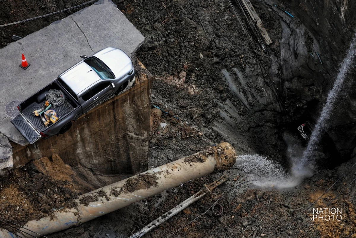 จนท.โรยตัว เคลื่อนย้ายรถกระบะ จอดนิ่งปากหลุมยักษ์ ถนนทรุดตัว