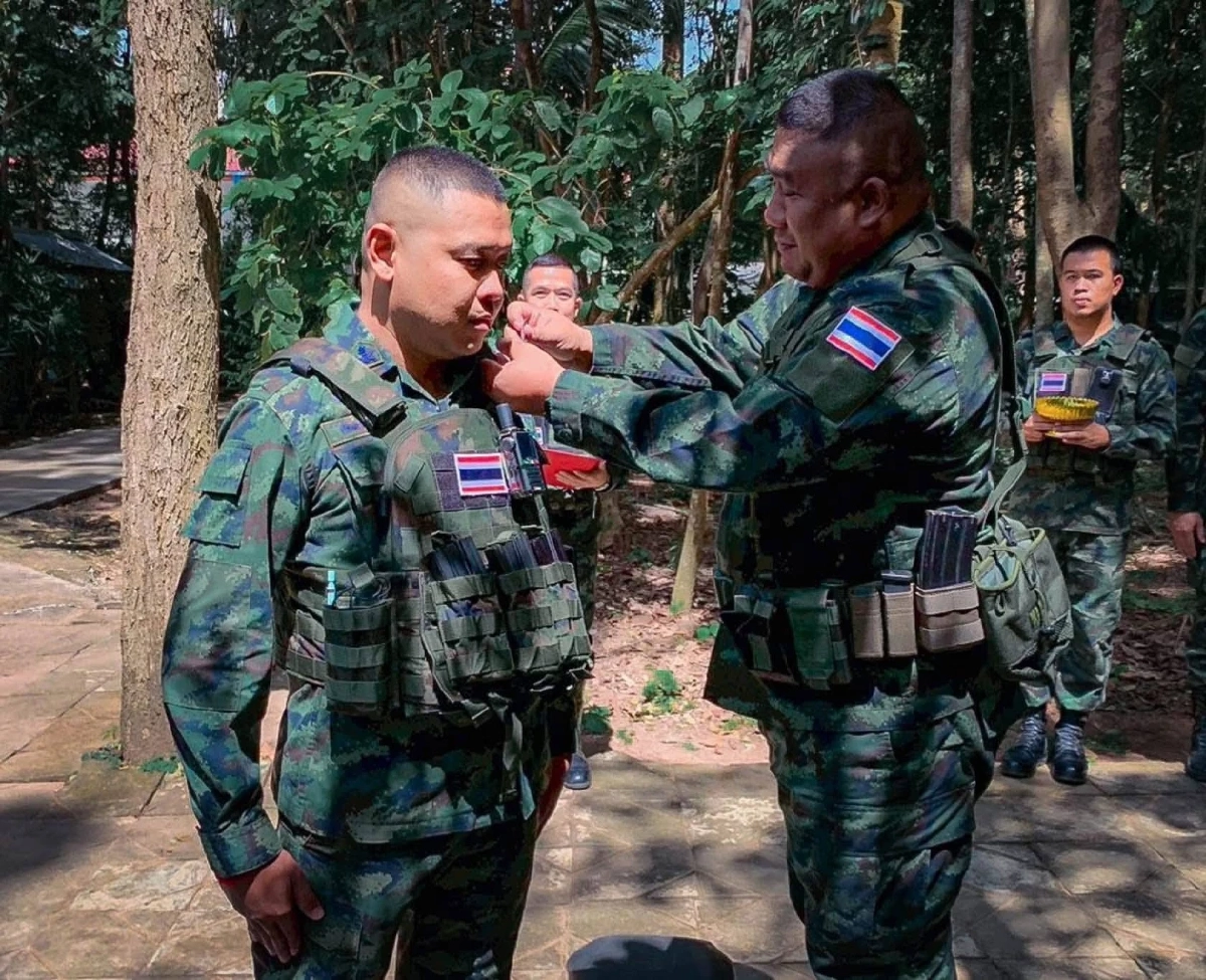 ประดับยศกลางสนามรบให้ 3กำลังพ เกียรติภูมิแห่งนักรบผู้กล้า