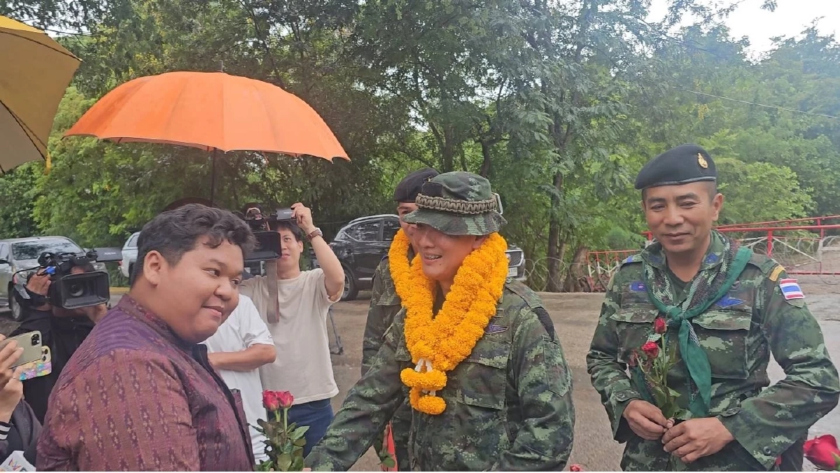 ตัวแทนชาวบ้าน มอบดอกไม้ให้ทหาร จบดราม่าเหตุการณ์ วันธงชาติไทย