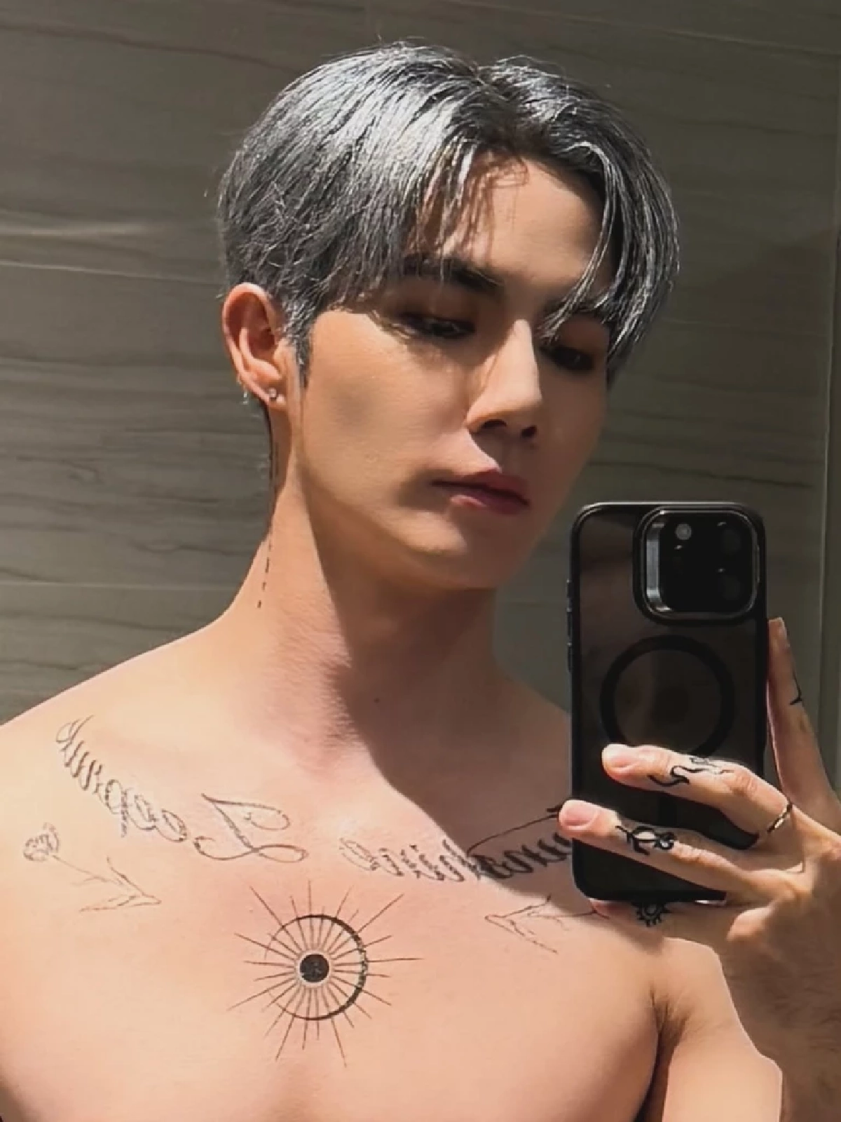 "ซี พฤกษ์"โหมดแซ่บสุด สะดุดที่รอยสัก ทำโซเชียลลุกเป็นไฟ