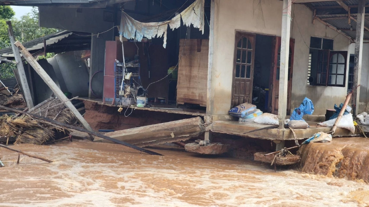 โคราชหนักสุดในรอบ 10 ปี น้ำป่าหลาก ซัดบ้านพังถล่มทั้งหลัง