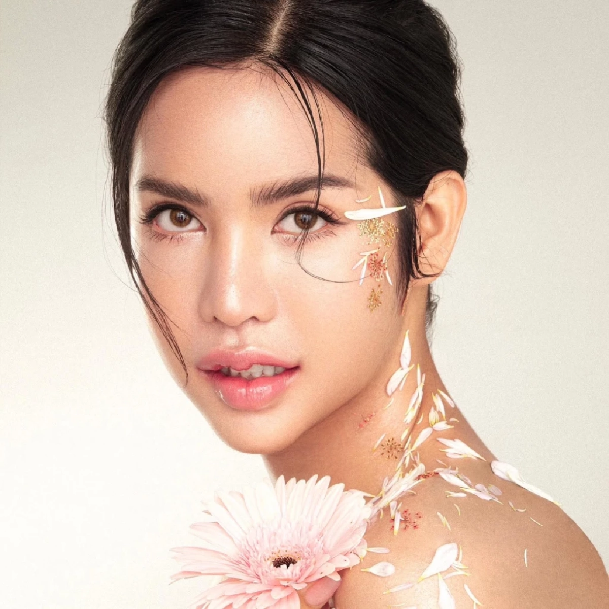 ศาลพิพากษาจำคุก \"นารา เครปกะเทย\" 1 ปี 6 เดือน รอลงอาญา 2 ปี ในคดีม.112