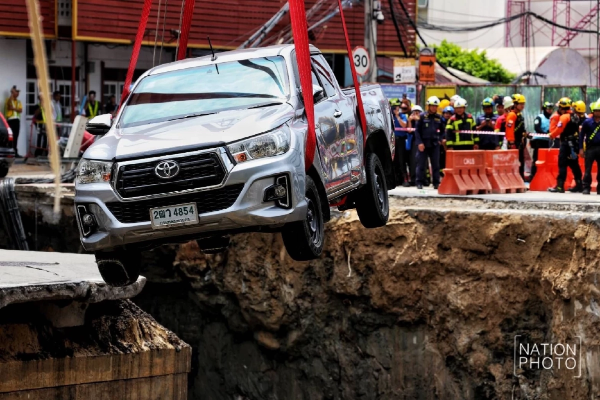 จนท.โรยตัว เคลื่อนย้ายรถกระบะ จอดนิ่งปากหลุมยักษ์ ถนนทรุดตัว