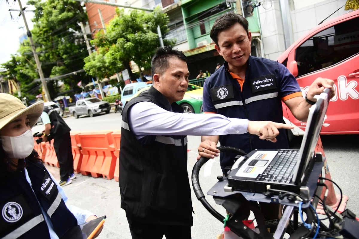 รองผู้ว่าฯกทม. ตรวจจุดน้ำซึมสามเสน ไม่เกี่ยวเหตุถนนทรุดหน้า รพ.วชิระ