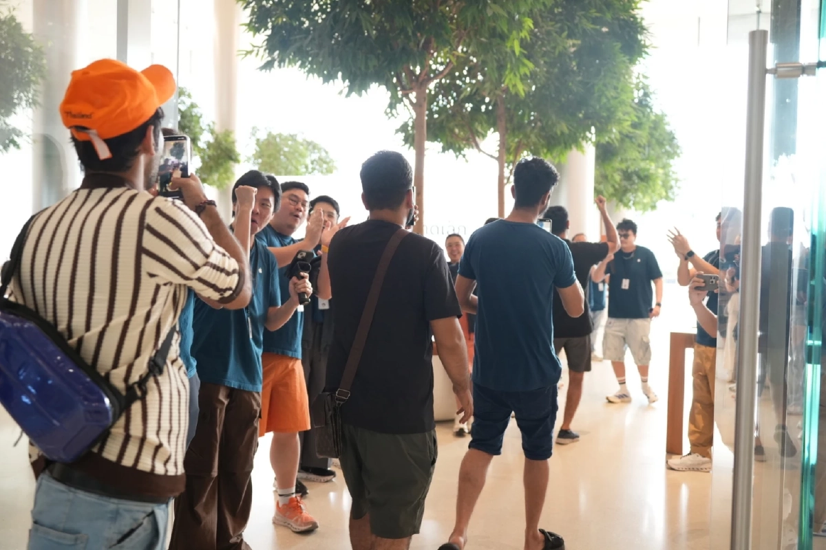 Apple Store ICONSIAM สร้างประวัติศาสตร์! ลูกค้าแห่รับ iPhone 17 ล้นหลาม!  พร้อมสิทธิพิเศษสุดคุ้มจากไอคอนสยาม