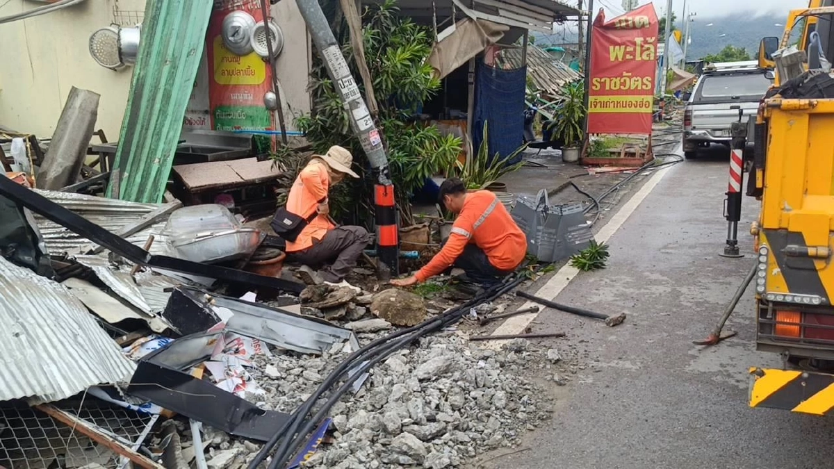 PEA เร่งซ่อมแซมระบบจำหน่ายไฟฟ้า หลังเกิดเหตุ รถชนเสาไฟล้ม 52 ต้น
