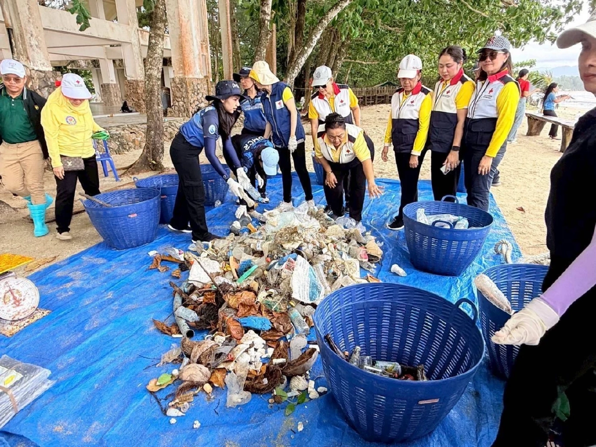 ซีพีเอฟและบริษัทในเครือซีพี รวมพลังเก็บขยะชายหาด ฟื้นฟูระบบนิเวศทางทะเล