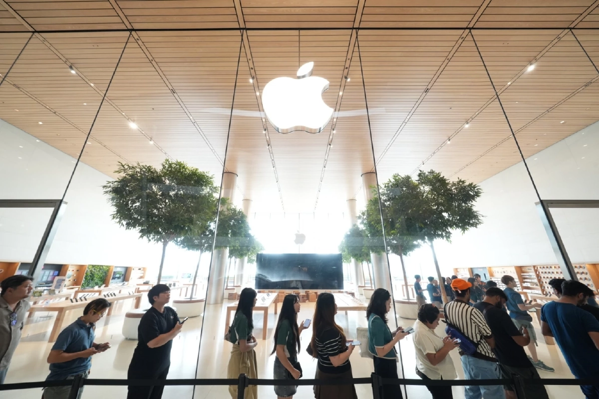 Apple Store ICONSIAM สร้างประวัติศาสตร์! ลูกค้าแห่รับ iPhone 17 ล้นหลาม!  พร้อมสิทธิพิเศษสุดคุ้มจากไอคอนสยาม