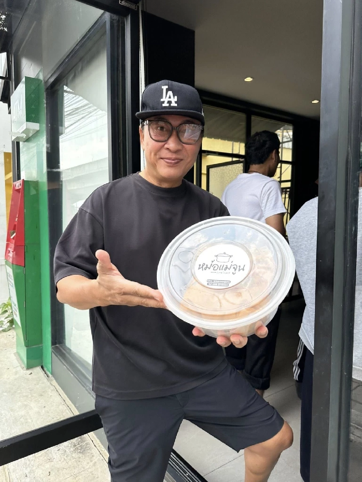  \"แม่จูน\" ทุ่มเสิร์ฟแกงไก่ 1,000 หม้อ สุดท้ายแอดมิท \"เปิ้ล นาคร\" แจงสาเหตุป่วย