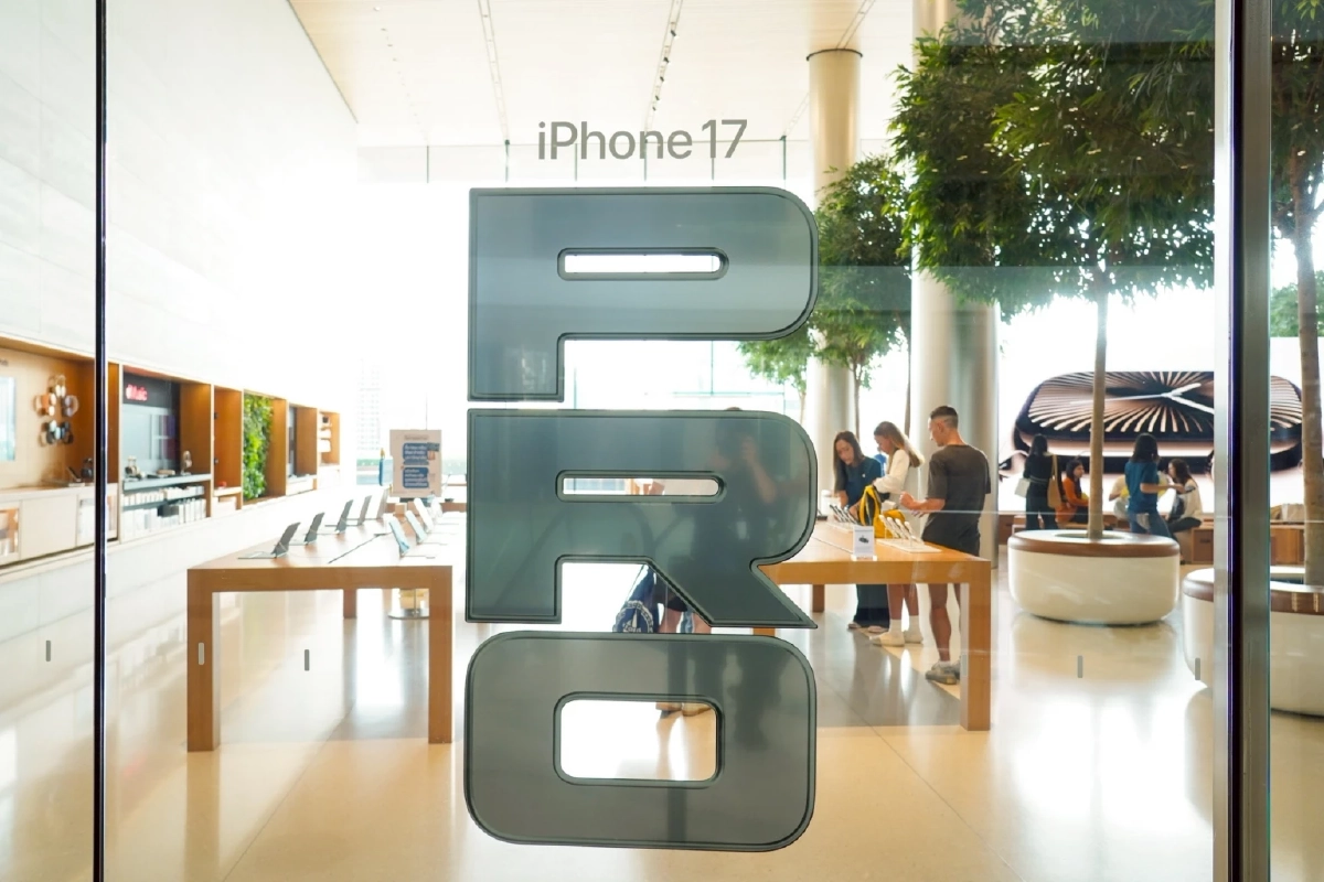 Apple Store ICONSIAM สร้างประวัติศาสตร์! ลูกค้าแห่รับ iPhone 17 ล้นหลาม!  พร้อมสิทธิพิเศษสุดคุ้มจากไอคอนสยาม