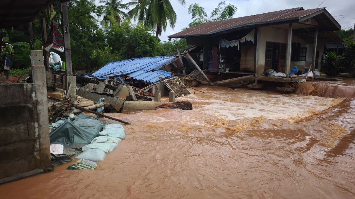 โคราชหนักสุดในรอบ 10 ปี น้ำป่าหลาก ซัดบ้านพังถล่มทั้งหลัง