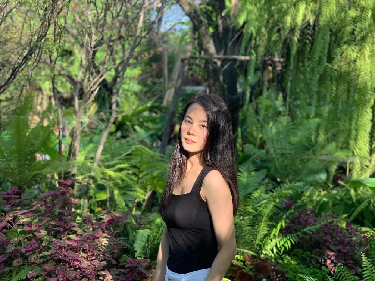 เปิดวาร์ป \"อัง สุพัตรา\" น้องสาว \"ออม สุชาร์\" สวย โปรไฟล์ดี ขวัญใจชาวโหนกระแส