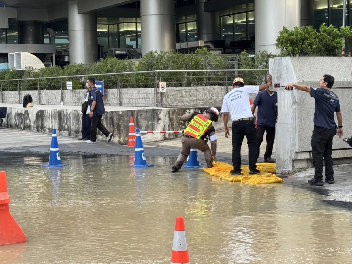 เช็กเส้นทาง เลี่ยงรถติด เหตุถนนทรุดตัว หน้าวชิรพยาบาล