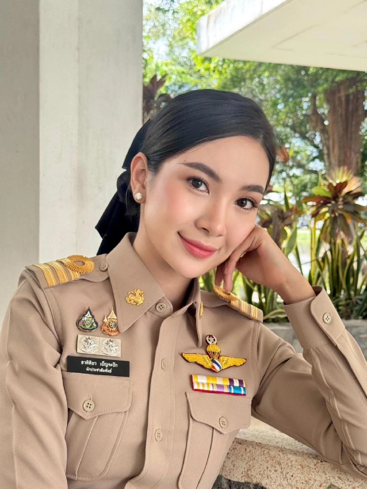เปิดประวัติรู้จัก \"ผู้กองแคท อาทิติยา\" จากนักร้อง-นางงาม สู่เส้นทางวงการสีกากี
