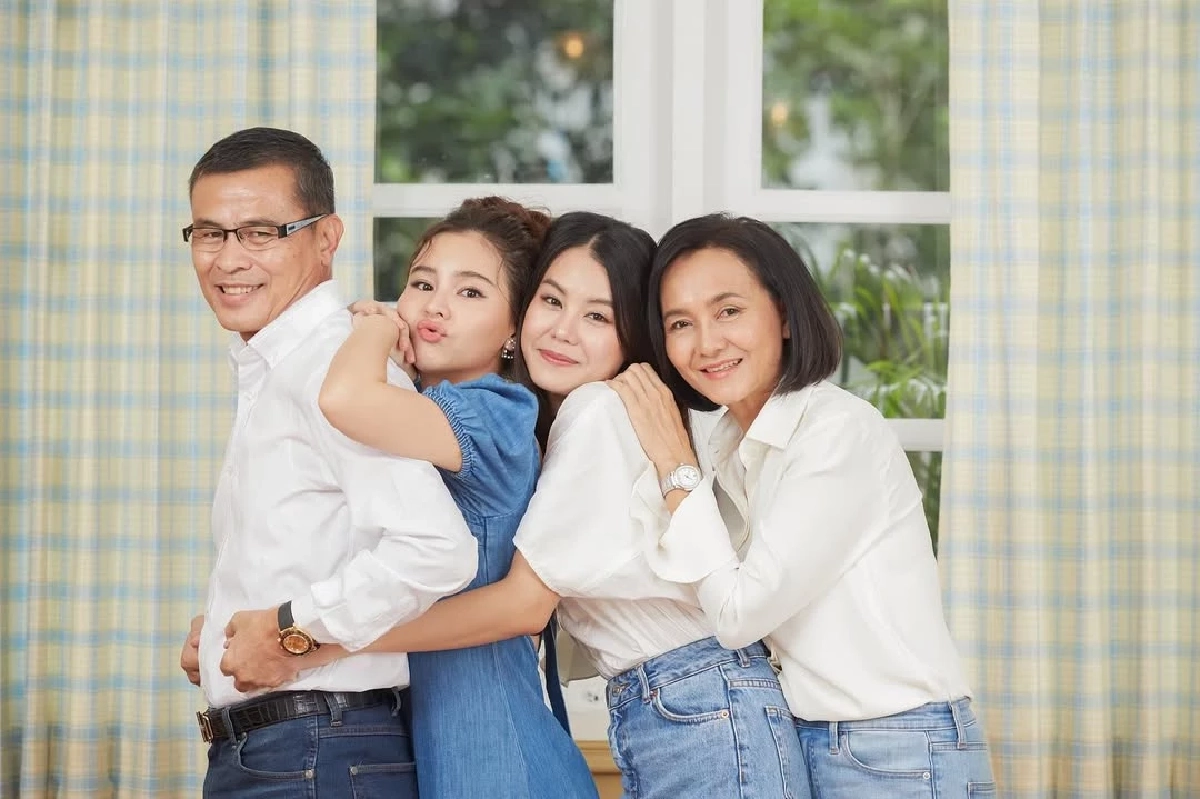 เปิดวาร์ป \"อัง สุพัตรา\" น้องสาว \"ออม สุชาร์\" สวย โปรไฟล์ดี ขวัญใจชาวโหนกระแส