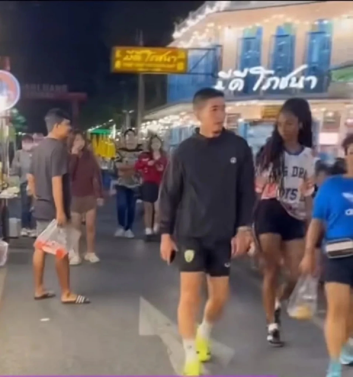 เอ๊ะยังไง? ตาดีแอบเห็น \"โตโน่\" ควงสาวผมยาว เดินเล่นย่านบรรทัดทอง