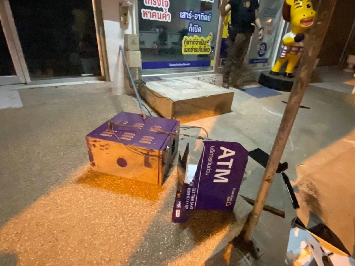 นึกว่าในหนัง! หนุ่มใหญ่ ชาวดัตช์ ขโมยตู้เอทีเอ็ม แบบใช้รถลากไปกับถนน