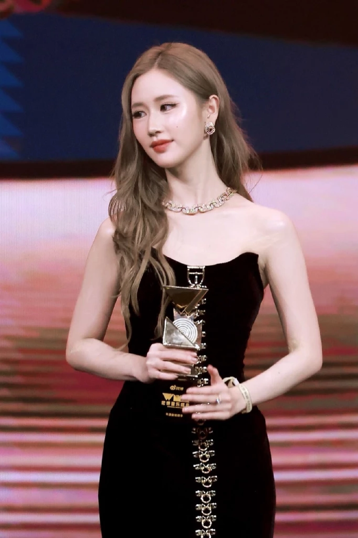 \'เจนเย่\' คว้ารางวัลนักร้องใหม่มาแรง เวทีใหญ่ที่จีน แซวตัวเองนักร้องกี่โมง?