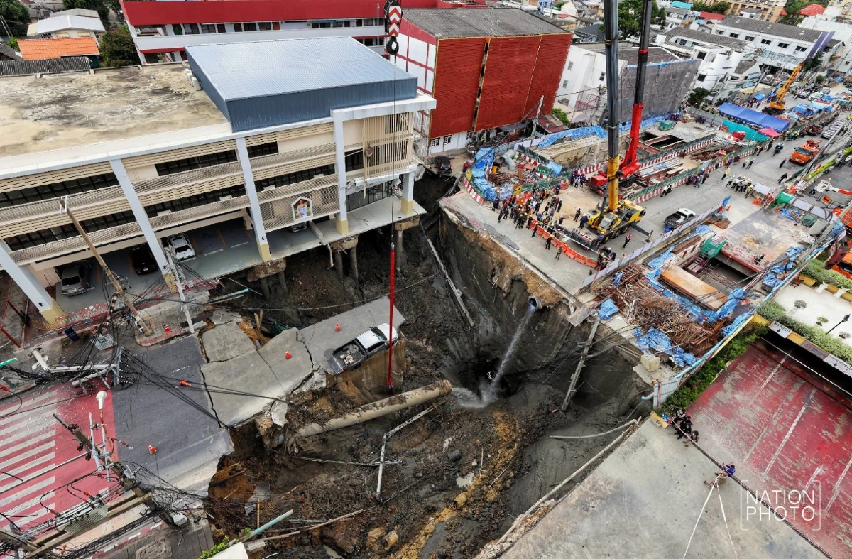 จนท.โรยตัว เคลื่อนย้ายรถกระบะ จอดนิ่งปากหลุมยักษ์ ถนนทรุดตัว