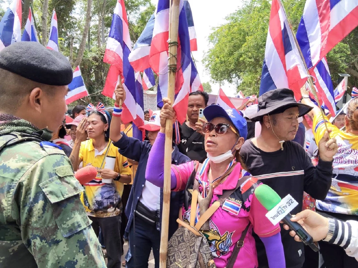 ชาวบ้าน ปิดครัวหน้าด่าน ฉุน! ทหารไม่ยอมให้ปักธงชาติไทย แนวชายแดน