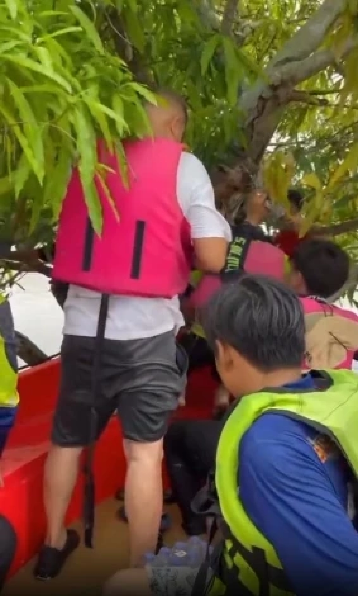 สุดลุ้น เจ้าหน้าที่เร่งช่วยเด็ก 3 คน ถูกน้ำพัด เกาะอยู่บนต้นไม้กลางทุ่งนา