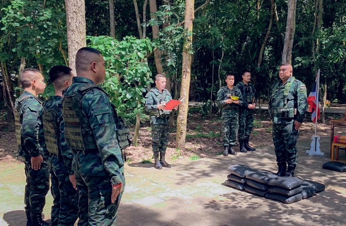 ประดับยศกลางสนามรบให้ 3กำลังพ เกียรติภูมิแห่งนักรบผู้กล้า
