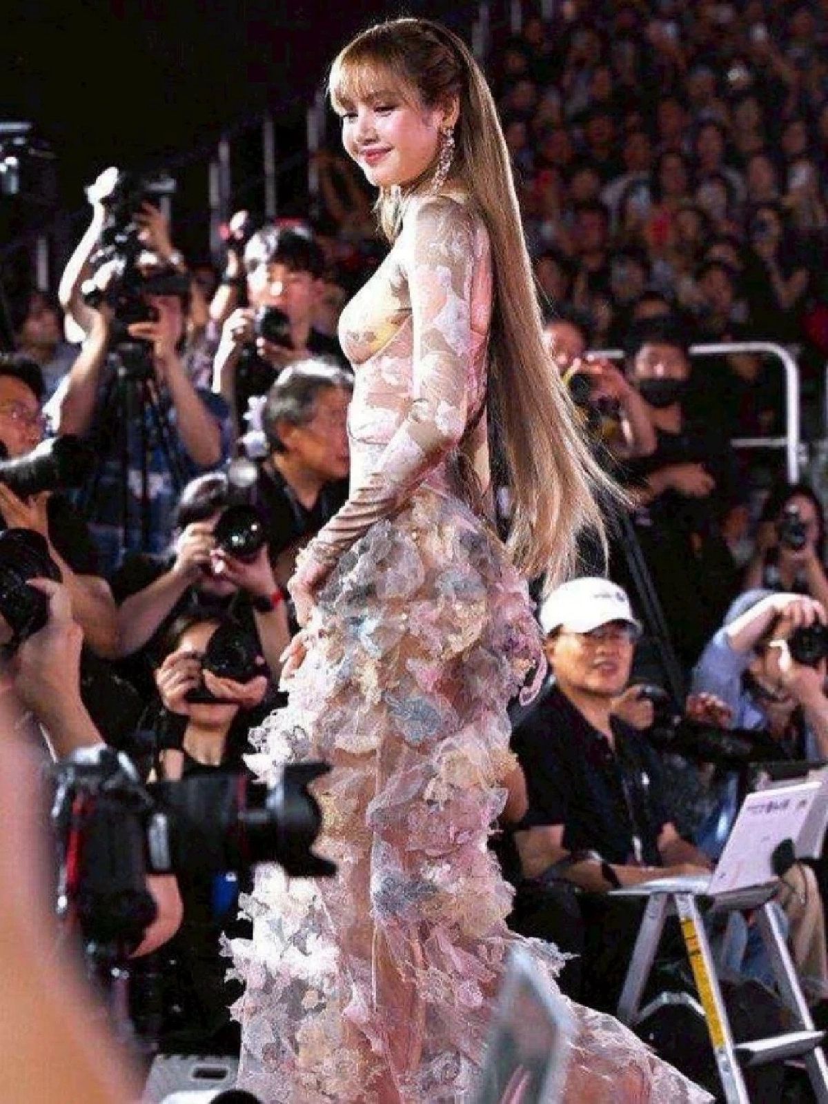 สะกดทุกสายตา “ลิซ่า” คว้า Best Dressed พรมแดงเทศกาลหนังปูซาน2025