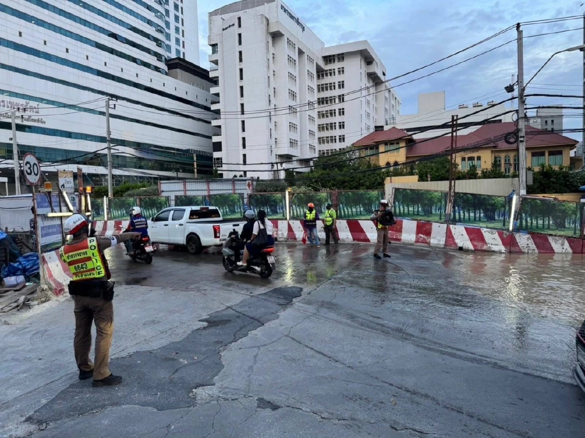 เช็กเส้นทาง เลี่ยงรถติด เหตุถนนทรุดตัว หน้าวชิรพยาบาล