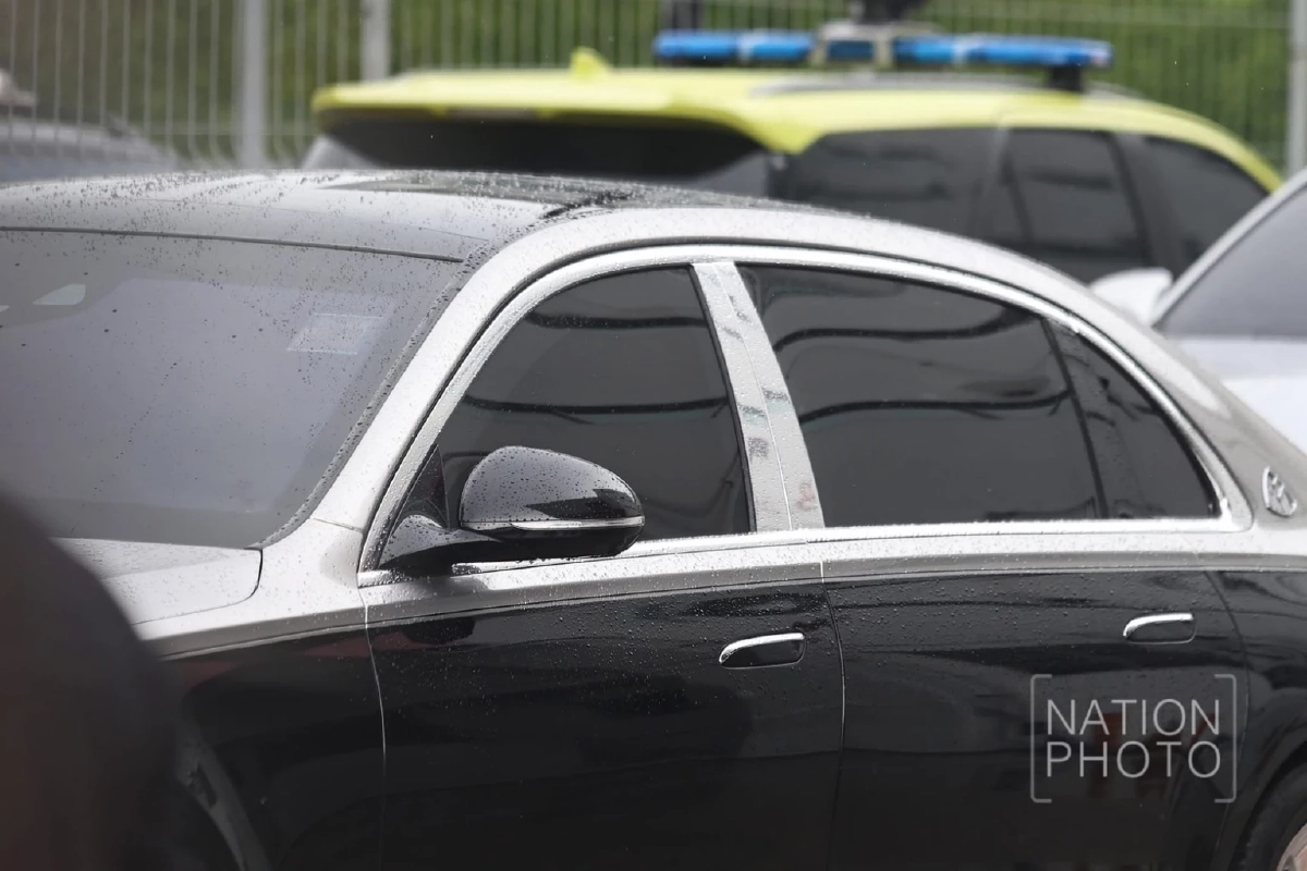 ส่องรถหรูรับ \"ทักษิณ\" MERCEDES MAYBACH ถอดรหัสป้ายทะเบียนเสริมมงคล