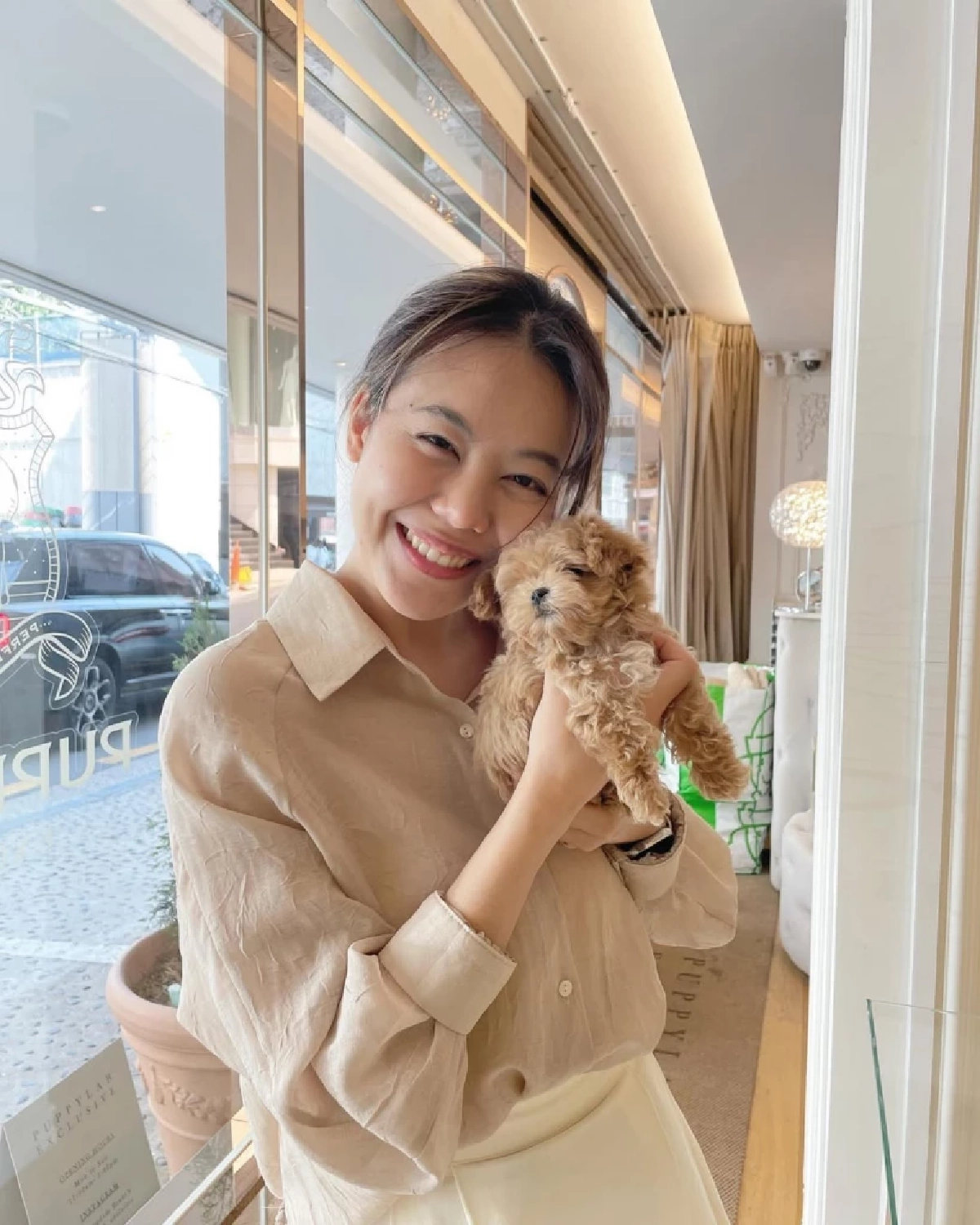 เปิดวาร์ป \"อัง สุพัตรา\" น้องสาว \"ออม สุชาร์\" สวย โปรไฟล์ดี ขวัญใจชาวโหนกระแส