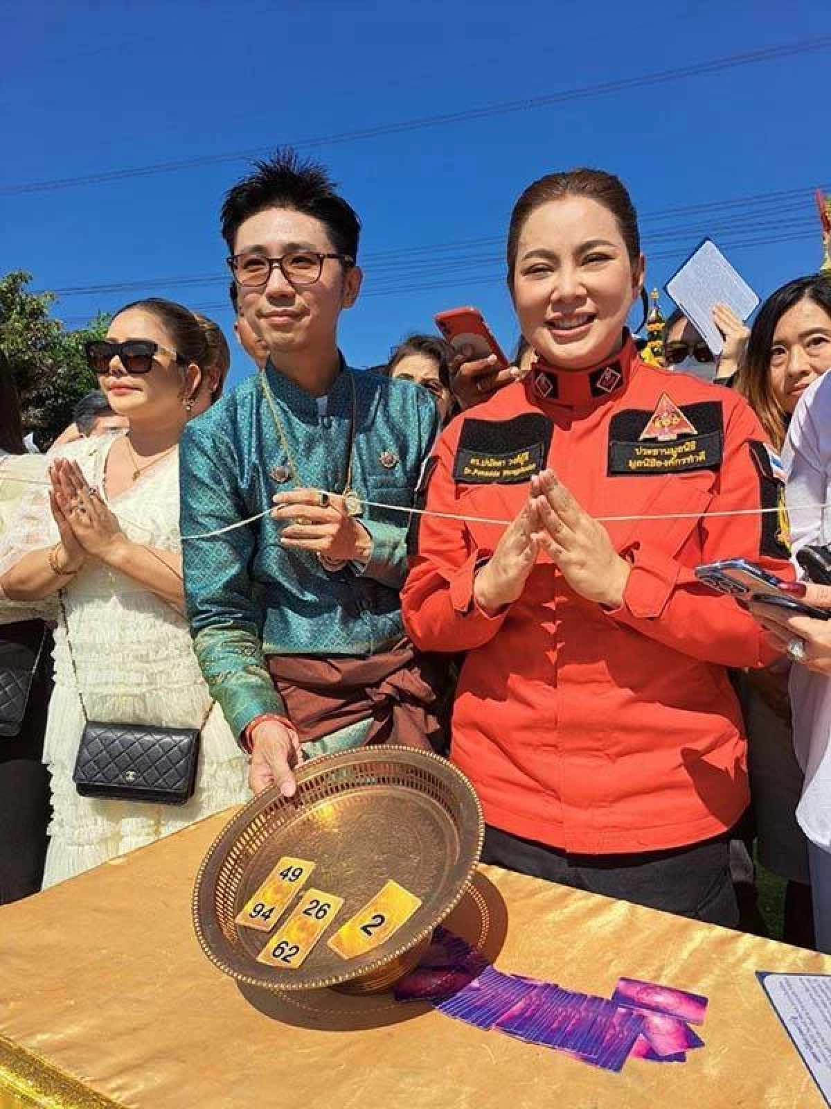 \"บุ๋ม ปนัดดา\" ทำบุญใหญ่ รูปทหารกอดแผนที่แผ่นดินไทย ไวรัลชั่วข้ามคืน