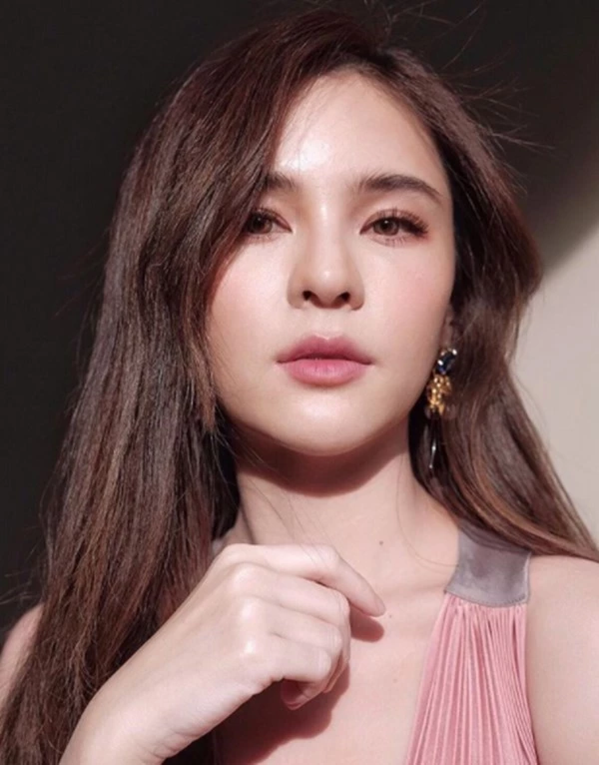 ย้อนจุดเริ่มต้น  ออม สุชาร์ - พริม  จากหุ้นส่วนกลายเป็นคู่กรณี!