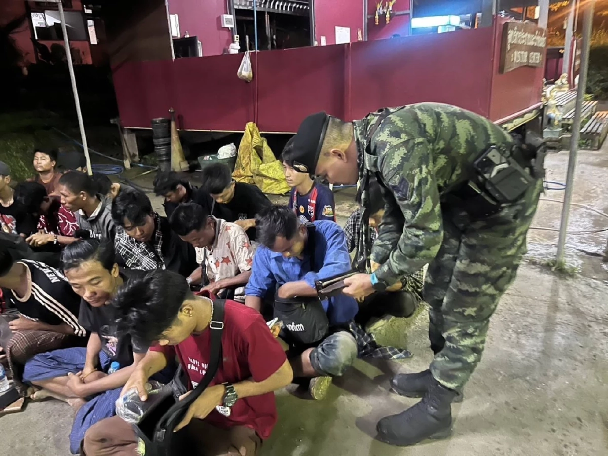 ทหารรวบ \"แรงงานต่างด้าว\" ลักลอบเข้าไทย 43 ชีวิต อัดแน่นเต็มรถตู้