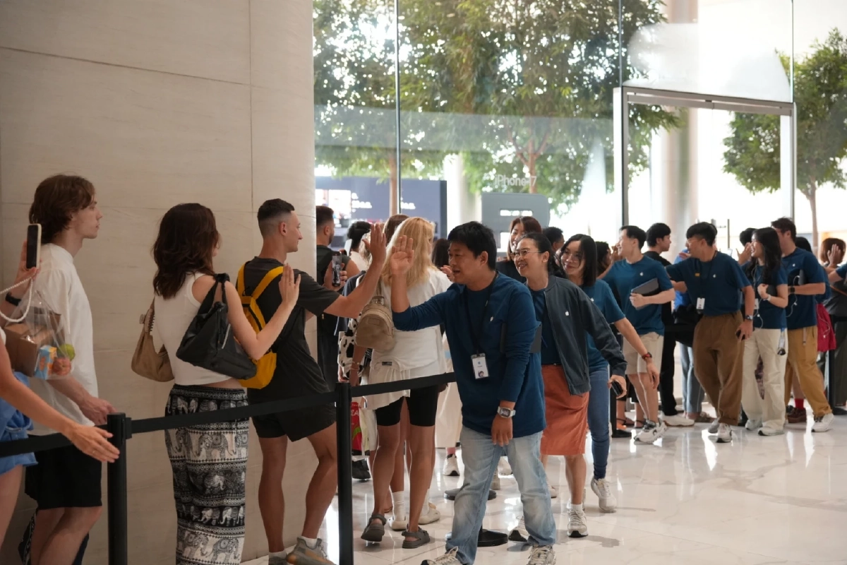 Apple Store ICONSIAM สร้างประวัติศาสตร์! ลูกค้าแห่รับ iPhone 17 ล้นหลาม!  พร้อมสิทธิพิเศษสุดคุ้มจากไอคอนสยาม