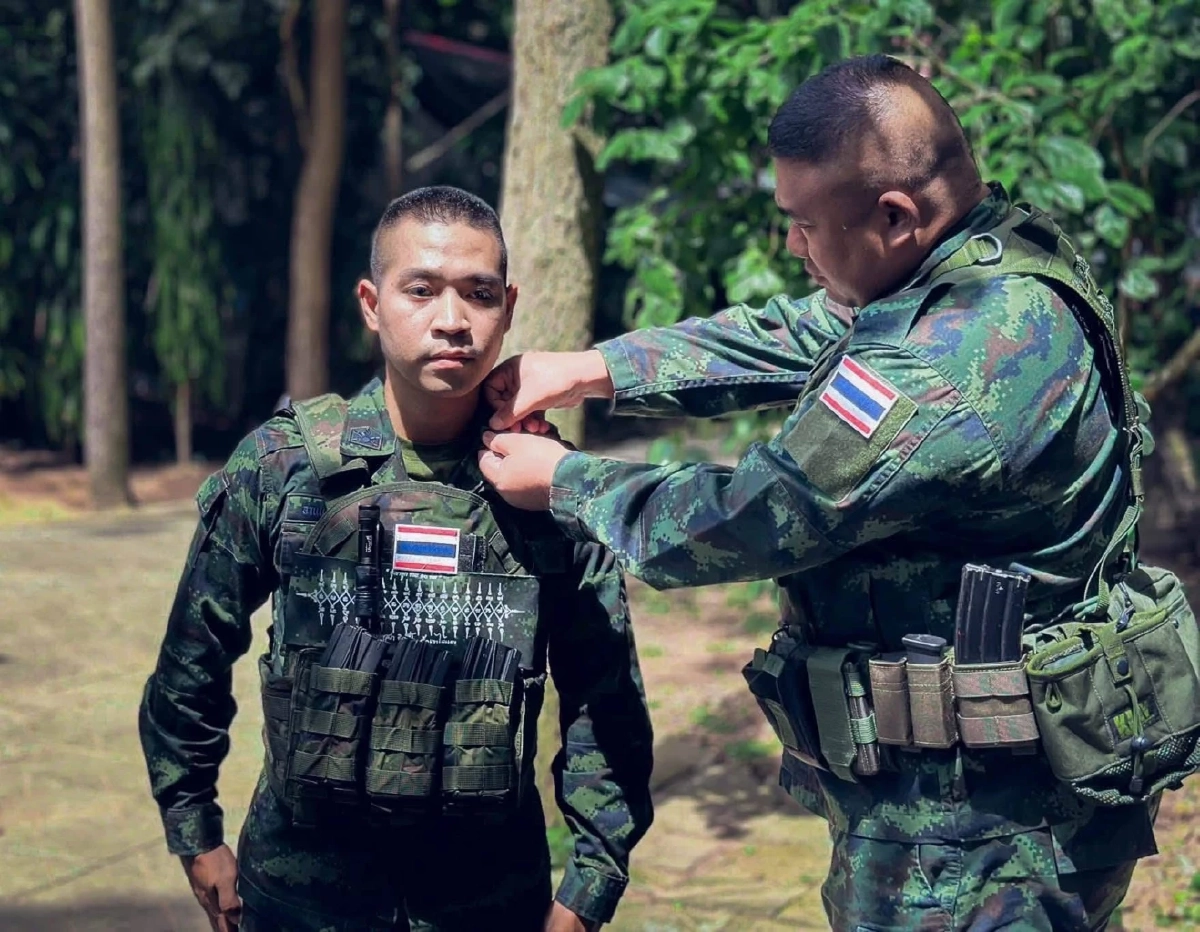 ประดับยศกลางสนามรบให้ 3กำลังพ เกียรติภูมิแห่งนักรบผู้กล้า
