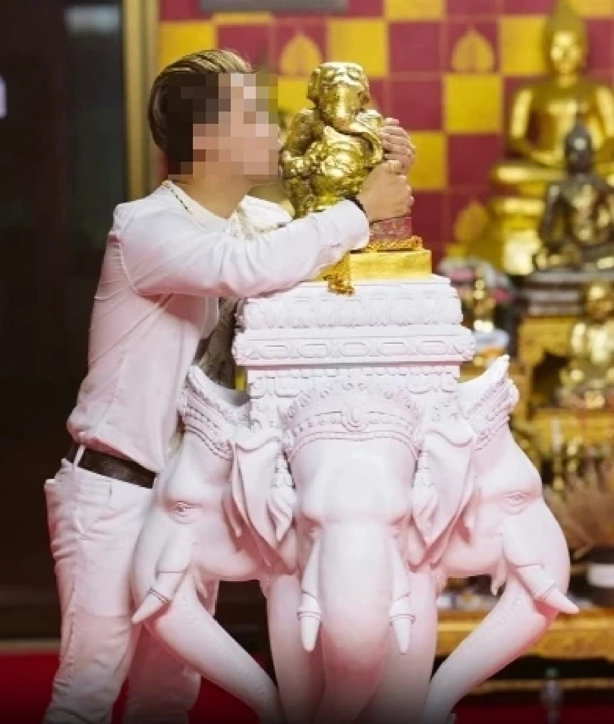 ดราม่า อินฟลูฯ กอดจูบ \"พระอุเชนทร์\" พระคู่บุญบารมี \"พ่อท่านคล้าย\"